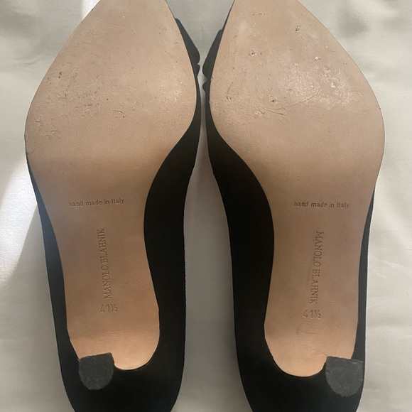 Manolo Blahnik Black Suede Pump wit Bow Detailing - Picture 4 of 4
